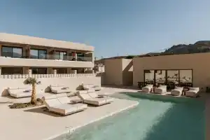 AMÉNTE Mindful Suites, Плакиас