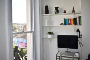 2 Bedroom Apartment With Balcony in Brighton, Брайтон