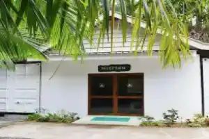 Гостевой дом «Cashew Nut Grove Chalets», Порт-Глод