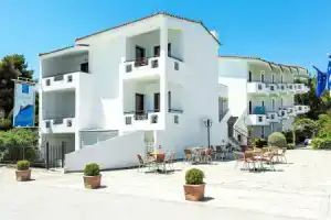 Xenios Dolphin Beach Hotel, Посиди