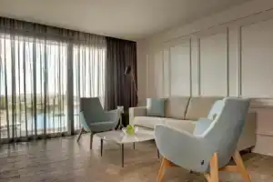Land's End, Boutique Hotel, Слима