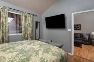 Cozy Gilbert Condo Walking Distance to Downtown!, Меса