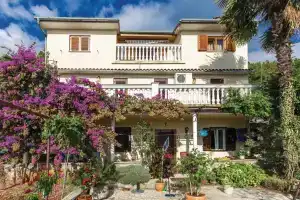 Nice Home in Medveja With Wifi and 3 Bedrooms, Мошеничка Драга