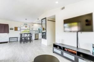 Near Airport & Sports Venues: Tampa Sanctuary!, Тампа