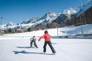 Appartement mansardé dans maison avec jardin en bord de piste, vue montagne, Лез-Уш