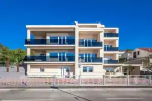 Villa in Dramalj With Swimming Pool, Цриквеница