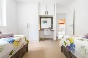 White Stone House, Пучишче