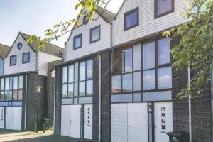 Beautiful Home in Stavoren With 3 Bedrooms and Wifi, Ставорен