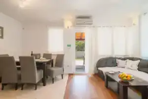 Beautiful Apartment in Supetar With 2 Bedrooms and Wifi, Супетар