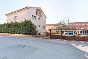 Cozy Holiday Home in Zadar With a Garden, Задар