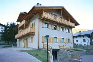 Casa Sandra, Фалькаде