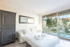 Bnb Renting Chez J-P - 100m Beach 2-4pers Terrace Sea View Pool Garage, Антиб