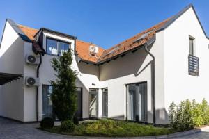 Dotis Apartman Tata, Тата