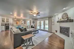 Elegant NW Oklahoma City Home w/ Spacious Yard, Оклахома-Сити