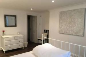 Central 2 Bedroom Seafront Flat in Kemp Town, Брайтон