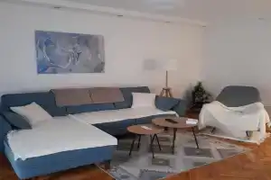 Apartman 8, Врдник