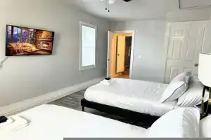 Vintage Vibes Modern Comfort 2BR for 6 Guests, Оклахома-Сити