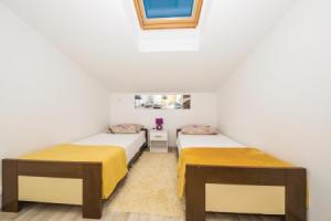 Awesome Home in Kastel Kambelovac With Wifi and 2 Bedrooms, Kaštel Kambelovac