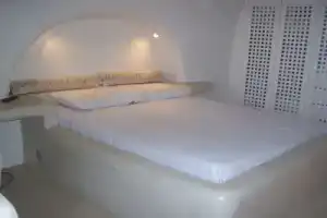 Christina's Cave House, Фиростефани