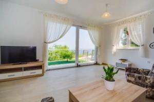 Awesome Home in Sveta Jelena With Jacuzzi, Wifi and 2 Bedrooms, Мошеничка Драга
