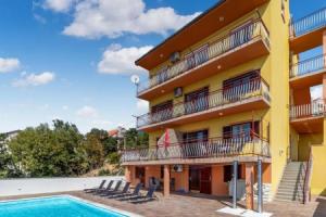 Stunning Apartment in Crikvenica With Outdoor Swimming Pool, Wifi and 3 Bedrooms, Цриквеница