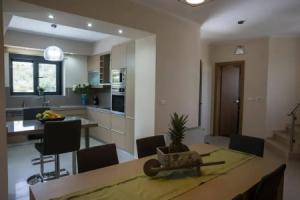 Luxurious Modern Mansion With Private Pool and Sauna 200m From Beach, Алмирида