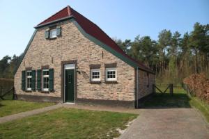 Nice, Child-friendly Villa With a Sauna in Limburg, Роггел