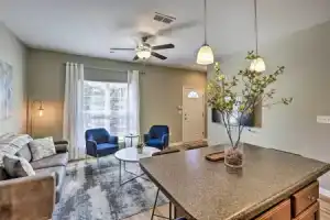 Ideally Located & Elegant Condo w/ Balcony!, Таллахасси