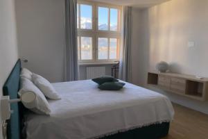 Little Marina Apartment, Лекко