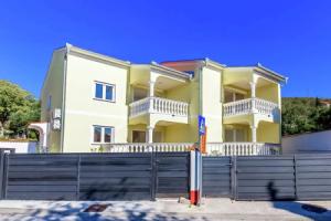 Villa in Croatia Near Beach With Pool, Цриквеница