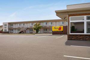 Super 8 by Wyndham Courtenay