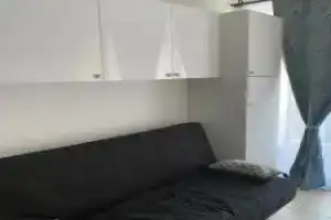 Joli studio neuf av terrasse à 50 m de la mer et gare, Ментона