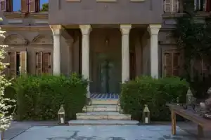 Life Gallery Hotel, Корча