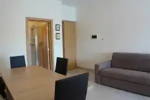 Eri Apartment 072, Аура