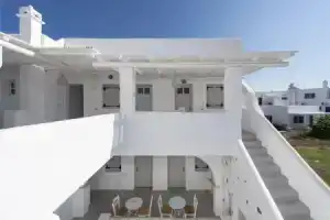 Zefi Hotel & Suites, Науса