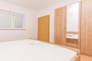 Apartments Rosanda 508, Pirovac