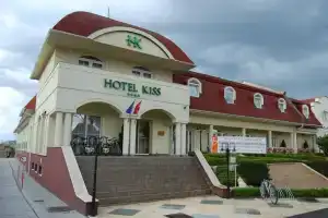Hotel «Kiss», Тата