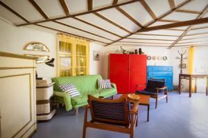 Cottage completely surrounded by a garden, away from traffic noise, close to sea, Амелья