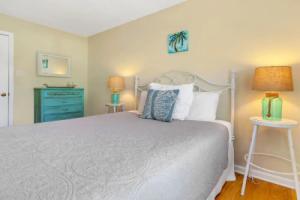 The Flying Pigs Cottage by Tybee Vacation Rentals, Тиби-Айленд