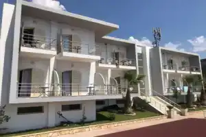 Royal Blue Hotel, Дерми