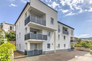 Damar Apartmani, Сень