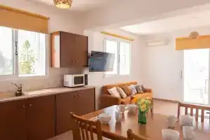 94 KAP - Stay Kali Sun Apartment, Паралимни