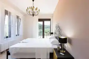 Eudora Luxury Stone Villa, Алмирида
