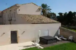 Ферма «Ballium Luxury Relais», Авола