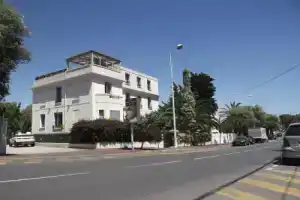 Отель «Hôtel Le Petit Castel», Антиб