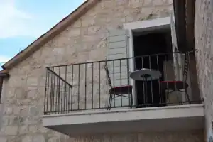 Vila Mama, Омис