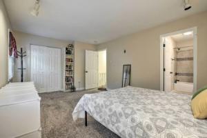 Tree-lined Durham Townhome: Close to Parks!, Дарем