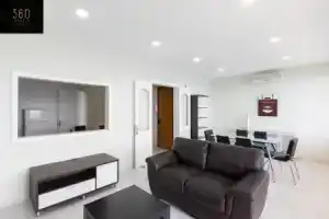 Unique Seafront 3BR, Sliema beach - AC & WiFi by 360 Estates, Сент-Джулианс