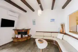 Comfortable Holiday Home With Terrace, Хараки
