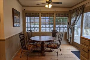 Southern Charm Riverside 4 Bedroom Home by Redawning, Брайсон-Сити